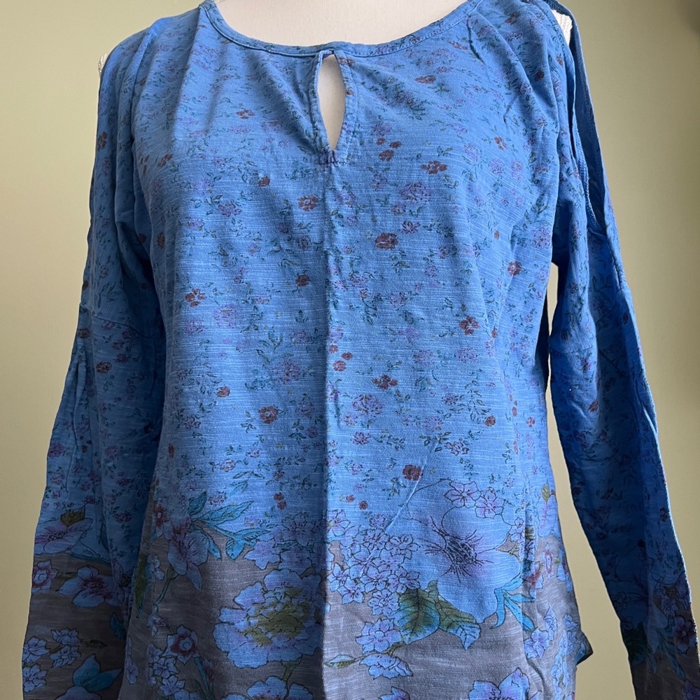 Lucky Brand Blue Floral Long Sleeve Peep Shoulder Top Size S NWOT